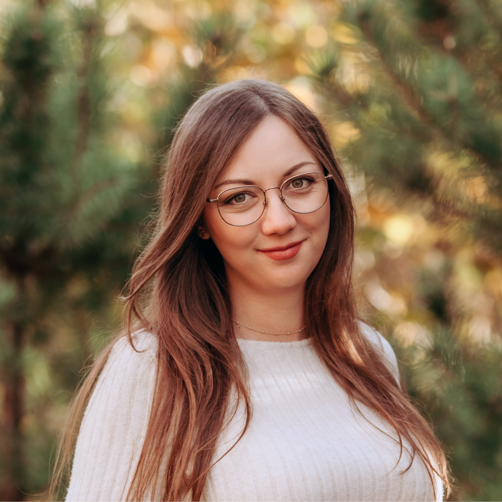 Zdjęcie przedstawia kobiete w długich jasnobrązowych włosach i w okularach, uśmiecha się do Ciebie - jest to Edyta Osdarty, psycholog dziecięcy z bytomia